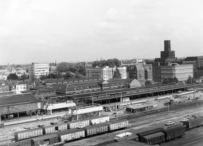 406598 Overzicht van het Centraal Station (N.S.-station Utrecht C.S.), met het in aanbouw zijnde vierde perron, vanaf ...